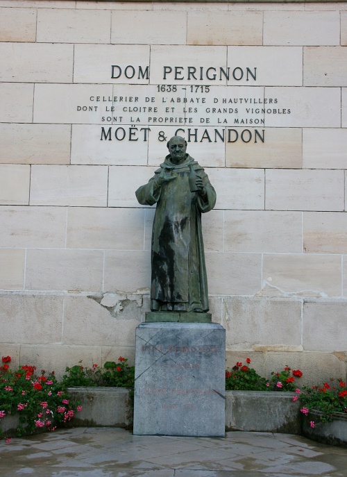 dom perigon statue 500