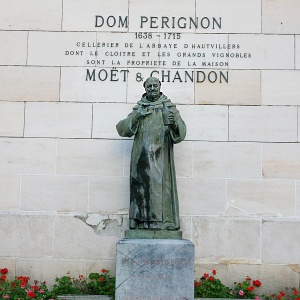Standbeeld van monnik Dom Pérignon in Epernay