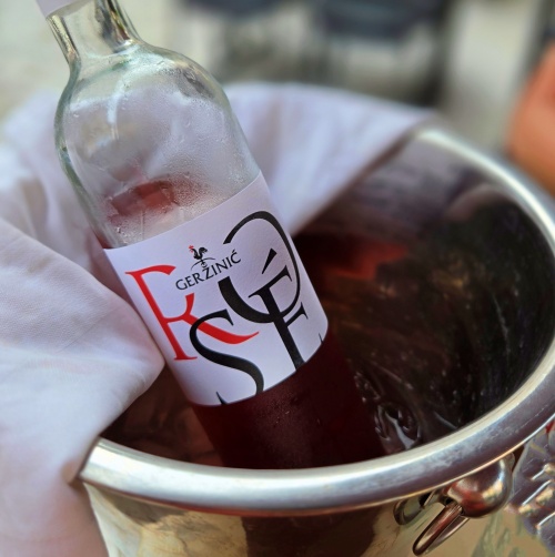 Fles Kroatische Rosé in ijsemmer