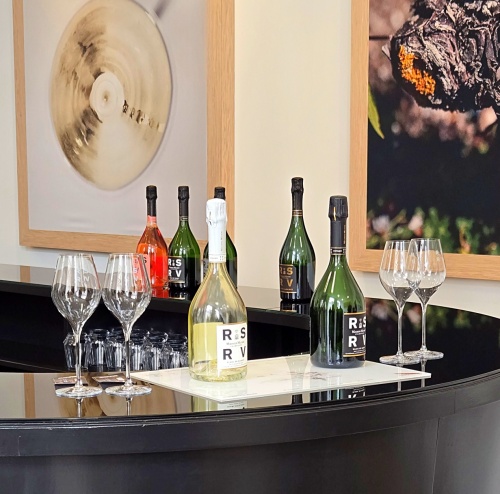 Champagne proeven bij Mumm - 2 flessen Reserve Champagne en glazen