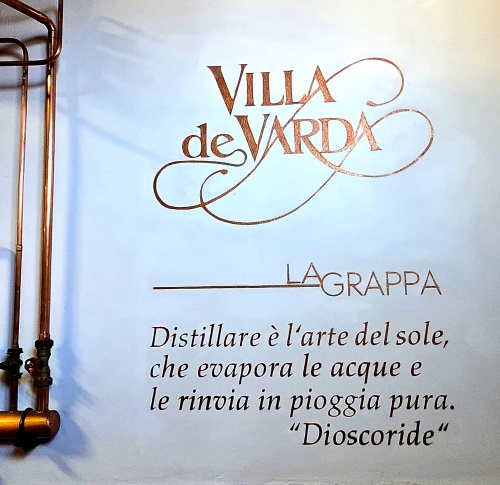 Muurschildering Villa de Varda met tekst La Grappa