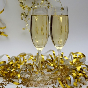 Twee glazen prosecco met slingers - Happy Prosecco Day