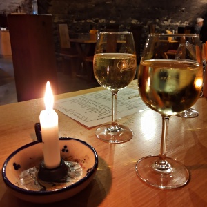 Twee glazen Riesling bij kaarslicht